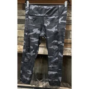 Women’s ATHLETA Camo Contender 7/8 Tight leggings Size M *B8